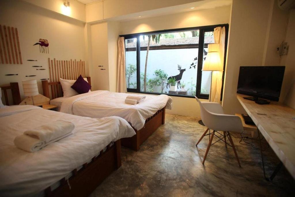 Early Bird Bed & Breakfast (Adults Only) Чиангмай Стая снимка